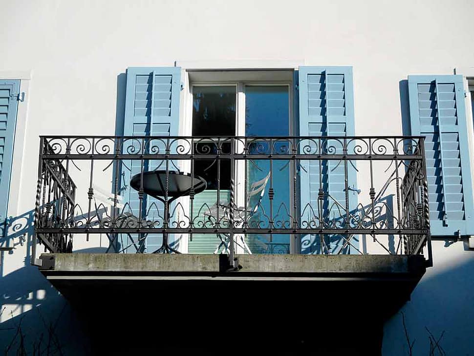 jcomjardin-balcon une table et des chaises sur le balcon